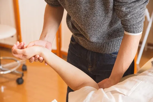 手肘外側痛不一定是網球肘|手肘外側韌帶損傷